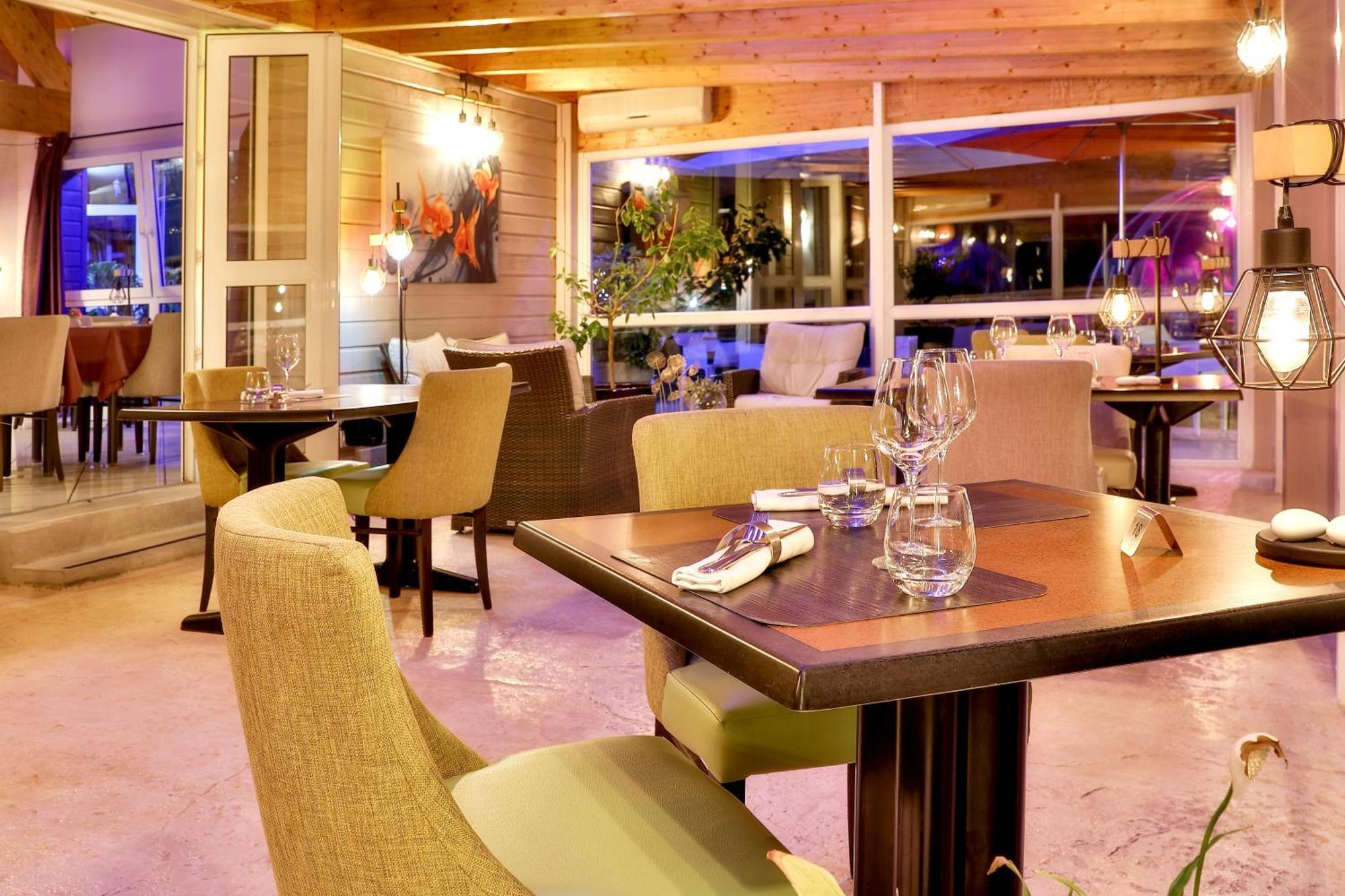 Hotel-Restaurant Logis Europa Maussac Exterior foto